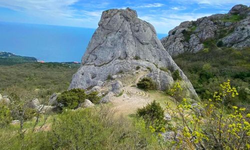 Храм Солнца, скалы Тышлар